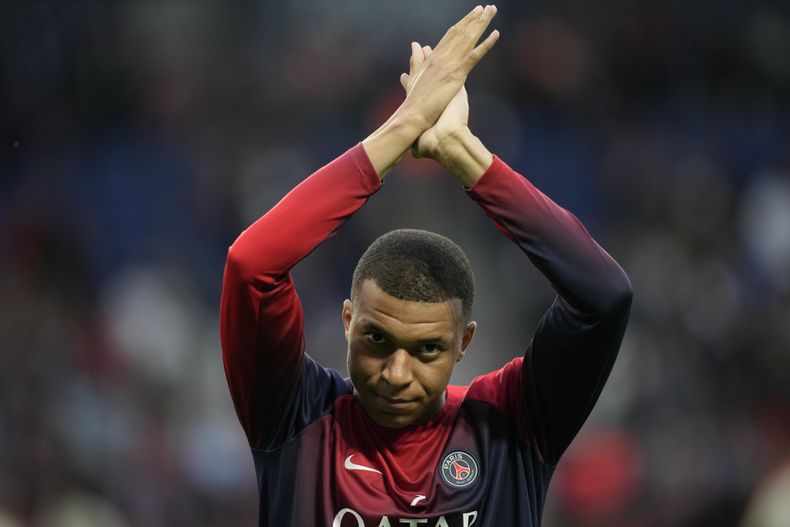 Kylian Mbappe del Paris Saint Germain saluda a los seguidores del equipo tras el encuentro en el Parc des Princes en el duelo de liga ante Tolosa el domingo 12 de mayo del 2024. (AP Foto/Christophe Ena)