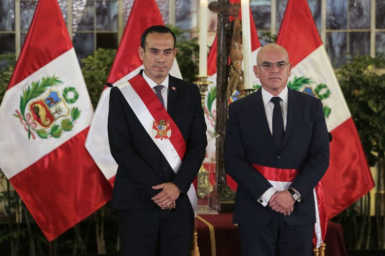 El presidente de Perú, José Jeri (izquierda), y su recién nombrado primer ministro, Ernesto Álvarez, posan durante la ceremonia de juramentación de los miembros del gabinete en el Palacio de Gobierno en Lima, Perú, el martes 14 de octubre de 2025. (Foto AP/Gerardo Marín)