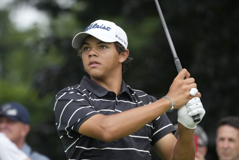 Charlie Woods durante la primera ronda de stroke play del Campeonato Juvenil de Golf Amateur de Estados Unidos, el lunes 22 de julio de 2024, en Bloomfield Township, Michigan (AP Foto/Carlos Osorio)