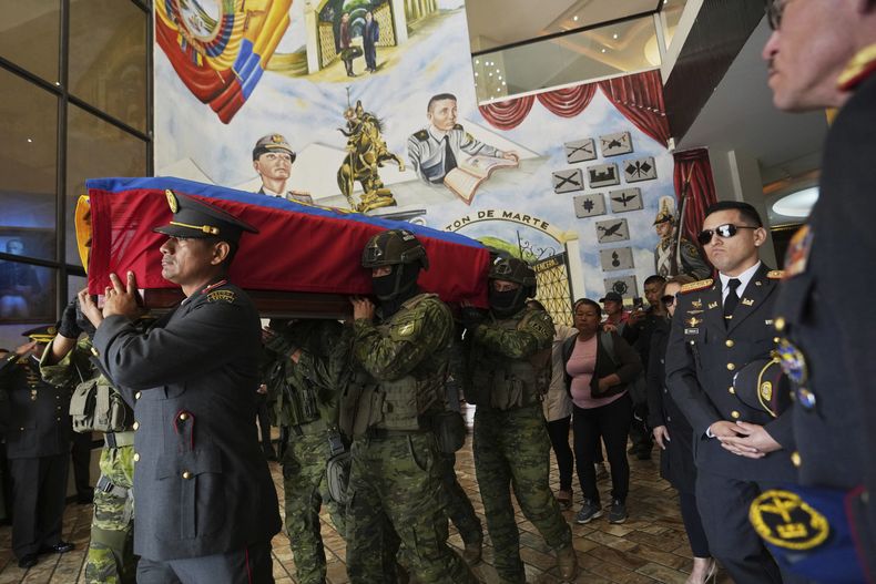 Soldados cargan el ataúd de un compañero fallecido en un ataque con explosivos en la frontera entre Ecuador y Colombia, en la Escuela Militar Eloy Alfaro de Quito, Ecuador, el domingo 11 de mayo de 2025. (Foto AP/Dolores Ochoa)