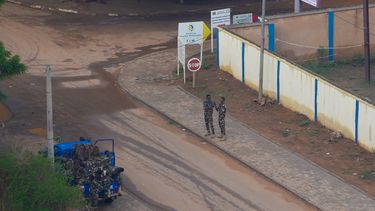 Gendarmes nigerinos vigilan una calle en Niamey, Níger, el sábado 29 de julio de 2023. (AP Photo/Sam Mednick)