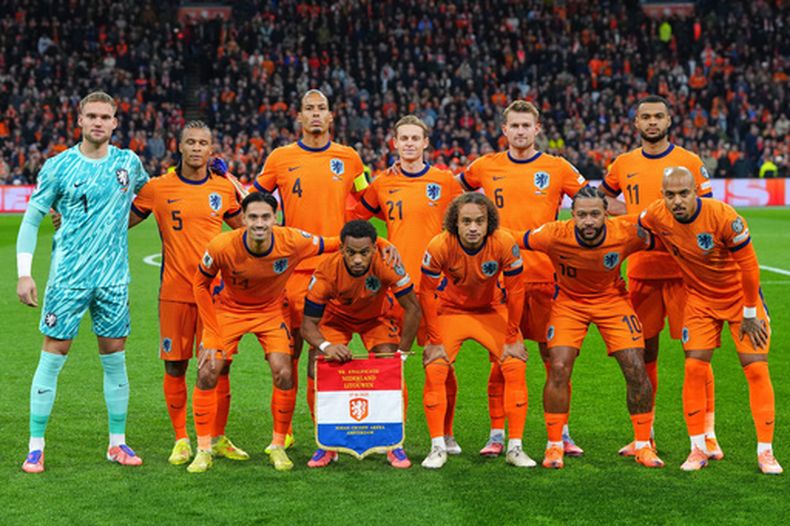 ARCHIVO- de izquierda a derecha y de arriba a abajo, aparecen en esta foto del lunes 17 de noviembre de 2025 los seleccionados holandeses Bart Verbruggen, Nathan Ake, Virgil van Dijk, Frenkie de Jong, Matthijs de Ligt, Cody Gakpo, Tijjani Reijnders, Jurrien Timber, Xavi Simons, Memphis Depay y Donyell Malen (AP Foto/Peter Dejong, archivo)