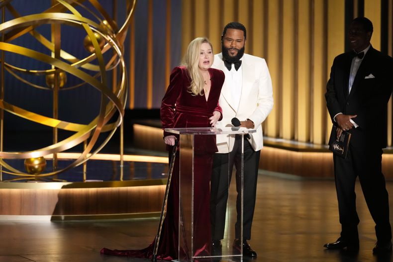 Christina Applegate, izquierda, presenta el premio a mejor actriz de reparto de comedia en la 75a edición de los Premios Emmy el lunes 15 de enero de 2024 en el Teatro Peacock de Los Ángeles. (Foto AP/Chris Pizzello)
