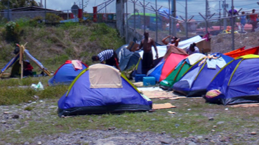 desespero de cubanos por salir de panama los obliga a pagar coyotes y a prostituirse