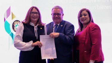 Departamento de la Familia firma acuerdo con la Asociación de Hospitales en favor de menores y adultos mayores