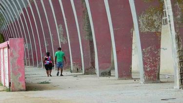 americateve | Esta es la historia de cómo un estadio deportivo se recicla en plaza para copular, en techo de mendigos y escenario de crímenes