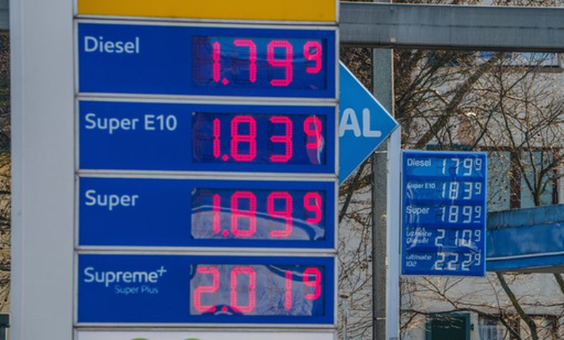 Los precios en una gasolinera de Frankfurt, Alemania, el lunes 2 de marzo de 2026. (Andreas Arnold/dpa vía AP)
