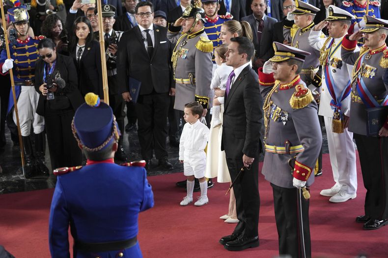 El presidente de Ecuador, Daniel Noboa, acompañado por su esposa Lavinia Valbonesi y sus dos hijos, llega a la Asamblea Nacional para su ceremonia de juramentación para un segundo mandato, en Quito, el sábado 24 de mayo de 2025. (AP Foto/Dolores Ochoa)