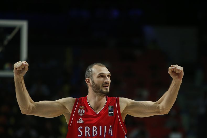 Marko Simonovic, de Serbia, celebra el triunfo en la semifinal de la Copa del Mundo de basquetbol, sobre Francia, el viernes 12 de septiembre de 2014 (AP Foto/Andres Kudacki)