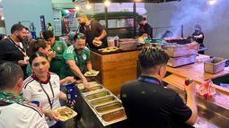 Aficionados compran comida en los puestos del estadio de Guadalajara durante el encuentro de la Copa Mundial entre México y Corea del Sur el jueves 18 de junio del 2026. (AP Foto/Tales Azzoni)