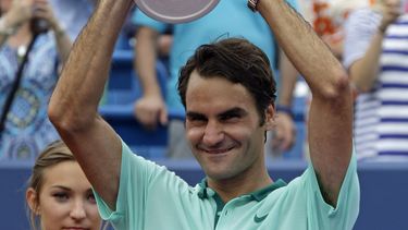americateve | El suizo Roger Federer levanta el trofeo de campe&oacute;n del Masters de Cincinnati el domingo, 17 de agosto de 2014, en Mason, Ohio. (AP Photo/Al Behrman)