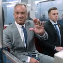 ARCHIVO - Robert F. Kennedy Jr. saluda a reporteros mientras toma el tren para reunirse con el senador John Thune en el Capitolio, en Washington, el 17 de diciembre de 2024. (AP Foto/Jose Luis Magana, Archivo)