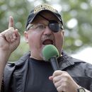 ARCHIVO - Stewart Rhodes, fundador del grupo extremista Oath Keepers, habla en un acto frente a la Casa Blanca, Washington, 25 de junio de 2017. Rhodes fue condenado a 18 años de prisión por conspiración sediciosa el jueves 25 de mayo de 2023, después de declarárselo culpable de encabezar un complot para mantener al presidente Donald Trump en el poder. (AP Foto/Susan Walsh, File)
