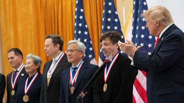El presidente Donald Trump (der) aplaude al lado de Sergey Brin, cofundador de Google; Jensen Huang, CEO de Nvidia; Elon Musk; Lisa Su, CEO de Advanced Micro Devices y Michael Dell, CEO de Dell, en una ceremonia en el Instituto de Estados Unidos para la Paz en Washington, el 8 de octubre del 2026. (AP foto/Julia Demaree Nikhinson)