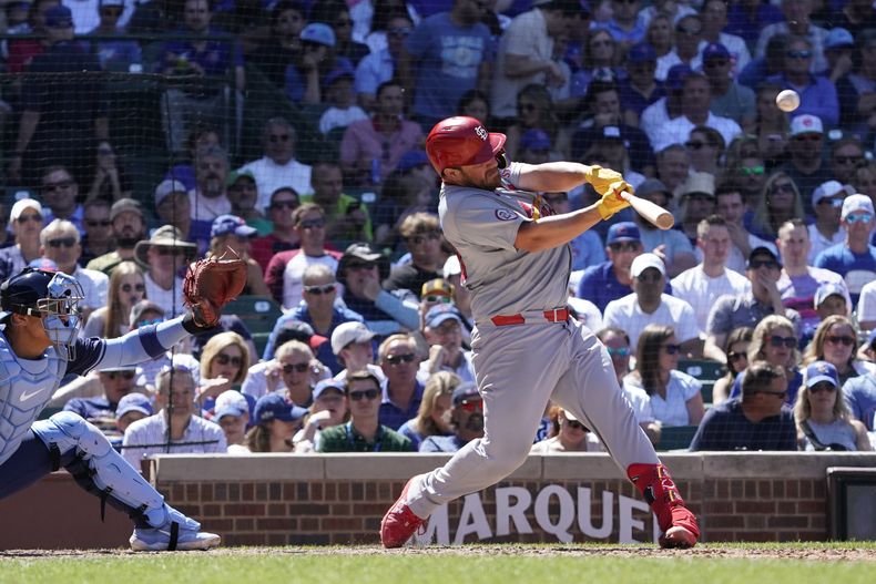 El venezolano de los Cardenales de San Luis Pedro Pagés batea un jonrón en la octava entrada ante los Cachorros de Chicago el viernes 14 de junio del 2024. (AP Foto/David Banks)