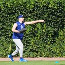 Tarik Skubal, lanzador de los Dodgers de Los Ángeles, calienta el brazo previo al partido de béisbol de Grandes Ligas contra los Cachorros de Chicago, el lunes 3 de agosto de 2026, en Chicago. (AP Foto/David Banks)