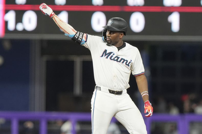 El dominicano Jesús Sánchez, de los Marlins de Miami, festeja luego de batear un doble ante los Dodgers de Los Ángeles, el martes 17 de septiembre de 2024 (AP Foto/Marta Lavandier)