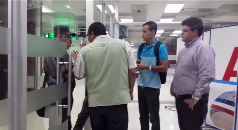 Tras llegar al aeropuerto Oscar Arnulfo Romero el lunes, a las 6:05, las autoridades migratorias salvadoreñas negaron la entrada a los activistas.