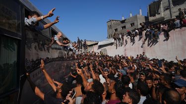 La gente se reúne para saludar a los presos palestinos que llegan en autobuses a la Franja de Gaza tras su liberación de cárceles israelíes en virtud de un acuerdo de alto el fuego entre Hamás e Israel, el lunes 13 de octubre de 2025, frente al Hospital Nasser, en Jan Yunis, en el sur de la Franja de Gaza. (AP Foto/Abdel Kareem Hana)