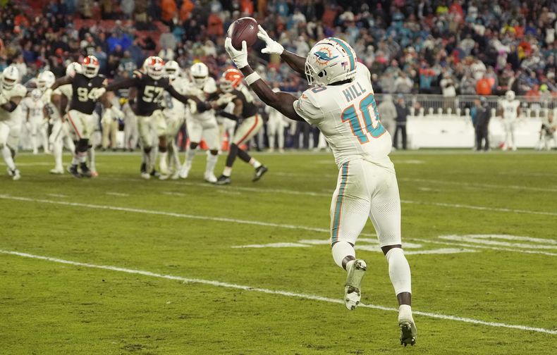 El wide receiver Tyreek Hill (10) de los Dolphins de Miami atrapa el balón en el partido contra los Browns de Cleveland, el 29 de diciembre de 2024, en Cleveland.(AP Foto/Sue Ogrocki)
