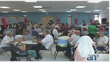 premian a ancianos en torneo de domino en hialeah