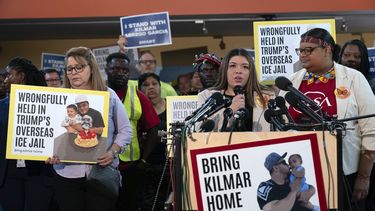Jennifer Vasquez Sura, esposa de Kilmar Abrego García, quien fue deportado por error a El Salvador, habla durante una conferencia de prensa en Hyattsville, Maryland, el viernes 4 de abril de 2025. (AP Foto/Jose Luis Magana)