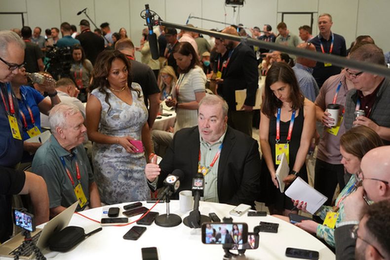Mike McCarthy, entrenador en jefe de los Steelers de Pittsburgh, habla con reporteros durante las reunoiones anuales de la NFL, el martes 31 de marzo de 2026, en Phoenix. (AP Foto/Ross D. Franklin)