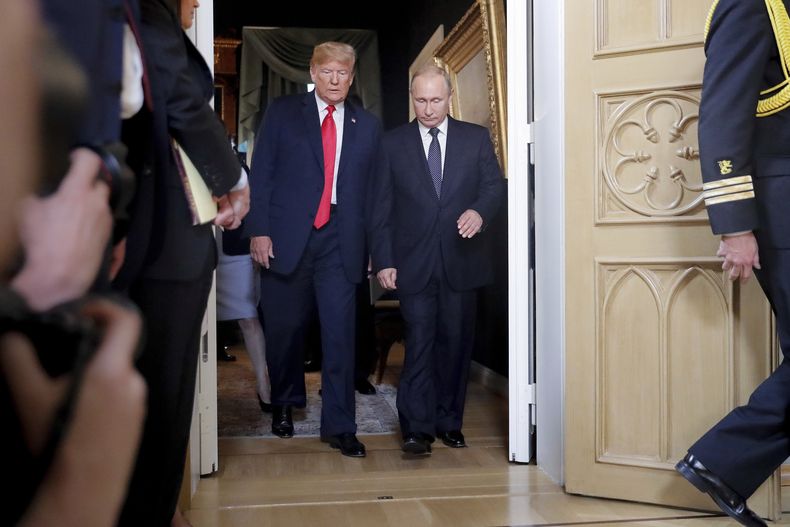ARCHIVO - El presidente de Estados Unidos, Donald Trump (izquierda), y el de Rusia, Vladímir Putin (derecha), llegan a una reunión cara a cara en el Palacio Presidencial de Helsinki, Finlandia, el 16 de julio de 2018. (AP Foto/Pablo Martinez Monsivais, archivo)