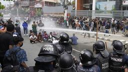 Policías utilizan un cañón de agua contra los manifestantes frente al Parlamento en Katmandú, Nepal, el lunes 8 de septiembre de 2025. (AP Foto/Niranjan Shrestha)