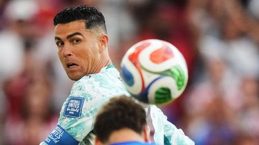 El atacante portugués Cristiano Ronaldo observa la trayectoria del balón tras un cabezazo del croata Nikola Vlasic en el partido de los 16vos de final del Mundial, el jueves 2 de julio de 2026, en Toronto. (Nathan Denette/The Canadian Press vía AP)