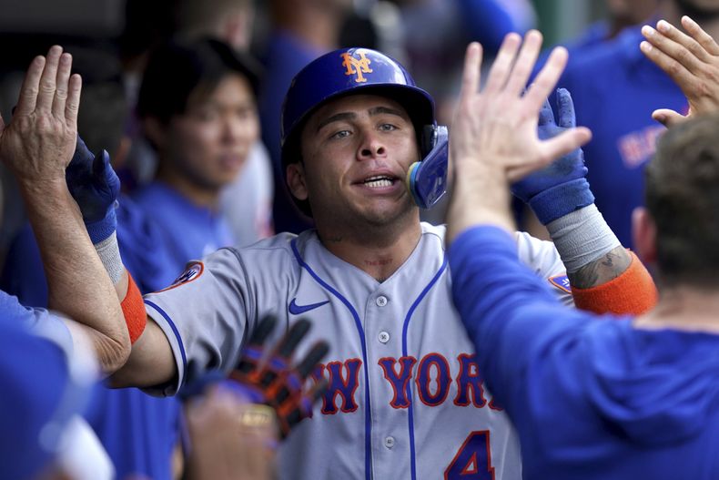 El venezolano Francisco Álvarez festeja en la cueva tras conectar un jonrón por los Mets de Nueva York en el duelo del sábado 10 d ejunio de 2023, ante los Piratas de Pittsburgh (AP Foto/Matt Freed)