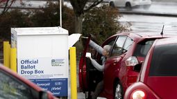 ARCHIVO - Una electora deposita su voto en un buzón el Día de las Elecciones, el 5 de noviembre de 2024, en Portland, Oregon. (AP Foto/Jenny Kane, archivo)