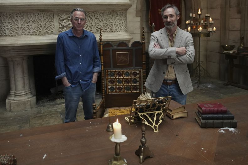 El showrunner y productor ejecutivo John Glenn, a la izquierda, posa con el director y productor ejecutivo Jonathan English antes de una entrevista con The Associated Press sobre la temporada de diez episodios de Robin Hood en Belgrado, Serbia, el lunes 5 de mayo de 2025. (Foto AP/Darko Vojinovic)