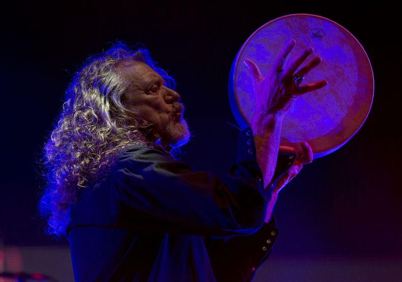 ARCHIVO - Robert Plant actúa junto a The Sensational Space Shifters durante la 16ta edición del festival Vive Latino, en Ciudad de México el 14 de marzo de 2015. (Foto AP/Rebecca Blackwell, archivo)