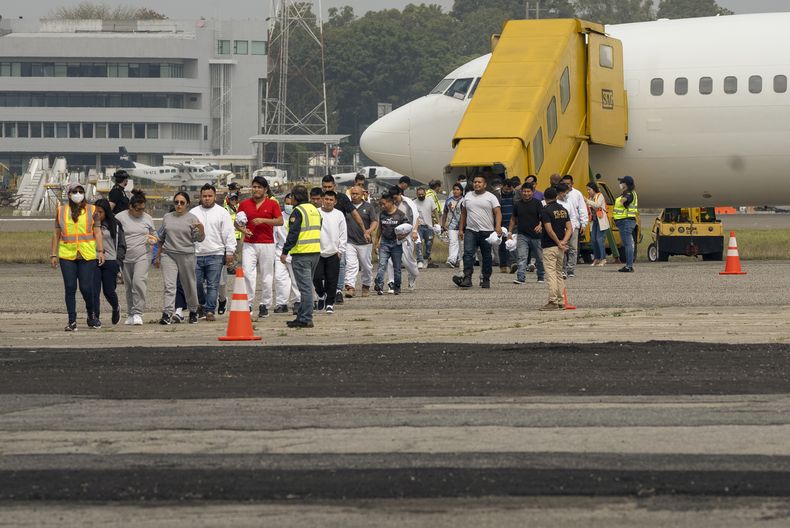 ARCHIVO - Migrantes guatemaltecos que fueron deportados bajan de un avión estadounidense en el Aeropuerto Internacional La Aurora en Ciudad de Guatemala, 11 de mayo de 2023. (AP Foto/Santiago Billy, Archivo)