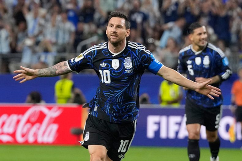 Lionel Messi celebra tras anotar el tercer gol de Argentina en el partido del Grupo J contra Jordania en el Mundial, el sábado 27 de junio de 2026, en Arlington, Texas. (AP Foto/Tony Gutiérrez)