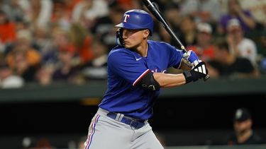Corey Seager, de los Rangers de Texas, espera un lanzamiento en el juego del viernes 26 de mayo de 2023, ante los Orioles de Baltimore (AP Foto/Julio Cortez)