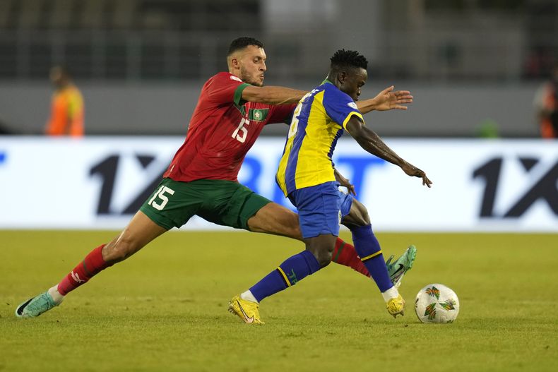 Selim Amallah de Marruecos pelea por el balón con Morice Abraham de Tanzania durante el encuentro del Grupo F de la Copa Africana de Naciones el miércoles 17 de enero del 2024. (AP Foto/Themba Hadebe)