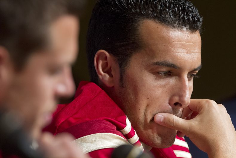 El jugador de la selecci&oacute;n de Espa&ntilde;a, Pedro Rodr&iacute;guez, derecha, participa en una rueda de prensa el jueves, 5 de junio de 2014, en Washington. (AP Photo/Jacquelyn Martin)
