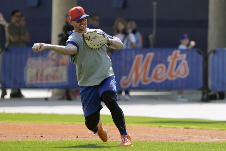 Pete Alonso de los Mets de Nueva York lanza una bola durante el entrenamiento de primavera con el equipo en Port St. Lucie el sábado 17 de febrero del 2024. (AP Foto/Jeff Roberson)
