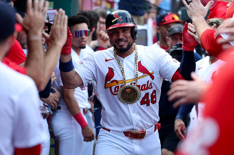 Iván Herrera, de los Cardenales de San Luis, es felicitado por sus compañeros tras conectar un jonrón solitario durante la octava entrada de un partido de béisbol contra los Nacionales de Washington, el domingo 20 de septiembre de 2026, en San Luis. (Foto AP/Scott Kane)