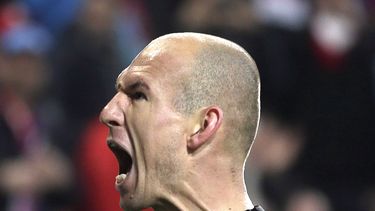 americateve | El jugador de Bayern Munich, Arjen Robben, festeja un gol contra Augsburgo en la Bundesliga el s&aacute;bado, 13 de diciembre de 2014, en Augsburgo, Alemania. (AP Photo/Matthias Schrader)