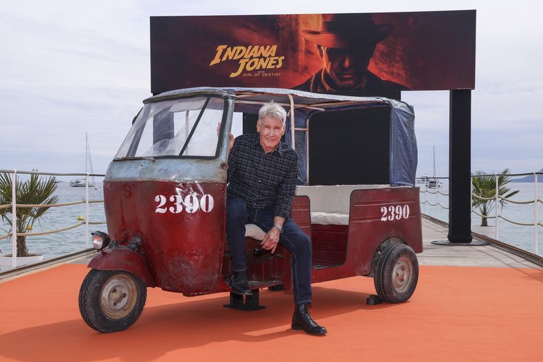 Harrison Ford posa para los fotógrafos en la sesión fotográfica de la película Indiana Jones and the Dial of Destiny en la 76a edición del festival internacional de cine de Cannes, en el sur de Francia, el jueves 18 de mayo de 2023. (Foto Vianney Le Caer/Invision/AP)