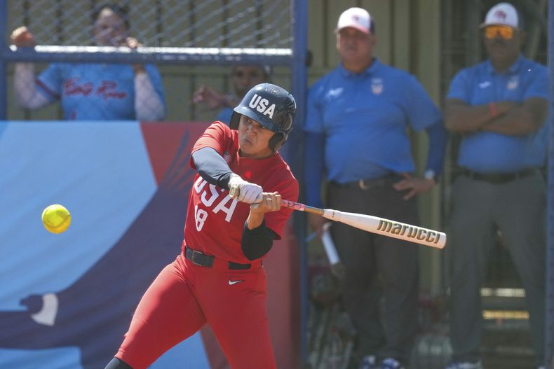 La estadounidense Amanda Lorenz batea contra Estados Unidos en la final del sóftbol femenino de los Juegos Panamericanos en Santiago, Chile, el sábado 4 de noviembre de 2023. (AP Foto/Dolores Ochoa)