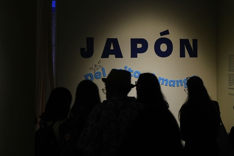 Visitantes asisten a la inauguración de la exposición Japón: Del mito al manga, en el Museo Franz Mayer de la Ciudad de México, el jueves 7 de agosto de 2025. (Foto AP/Fernando Llano)