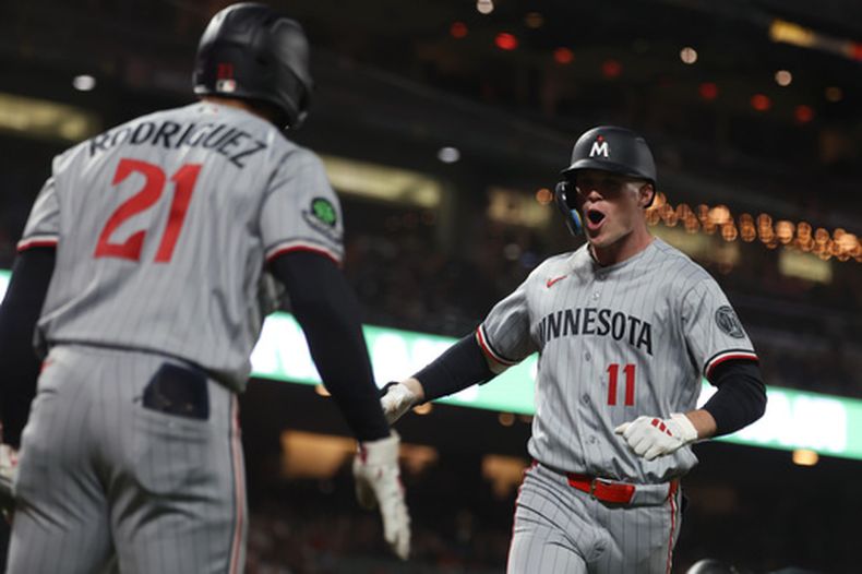 El jardinero de los Mellizos de Minnesota, Walker Jenkins (11), celebra con Emmanuel Rodríguez (21) tras conectar un cuadrangular durante la séptima entrada de un partido de béisbol contra los Gigantes de San Francisco, el 22 de septiembre de 2026, en San Francisco. (Foto AP/Jed Jacobsohn)
