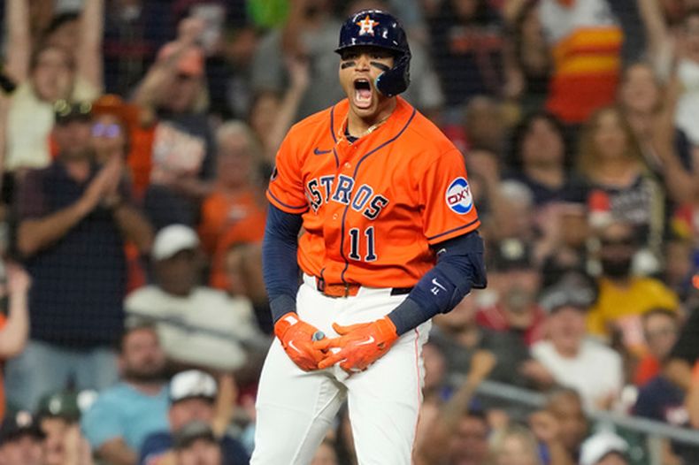 Cam Smith, de los Astros de Houston, celebra después de batear un triple en el juego de béisbol de Grandes Ligas ante los Rangers de Texas durante la cuarta entrada, el viernes 31 de julio de 2026, en Houston. (AP Foto/David J. Phillip)