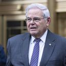 ARCHIVO - El senador demócrata Bob Menendez, de Nueva Jersey, sale de la corte federal de Manhattan el martes 14 de mayo de 2024. (AP Foto/Stefan Jeremiah, Archivo)