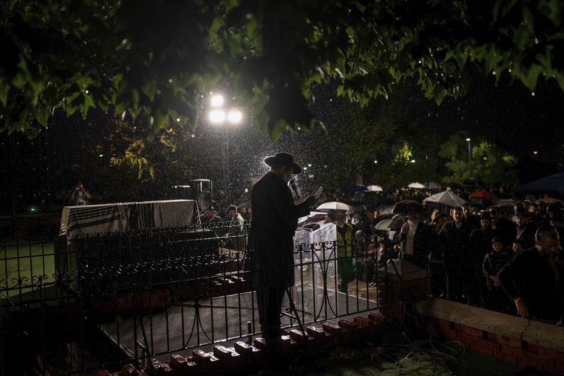 Un rabino reza al lado de féretro con los restos del rabino israelí-moldavo Zvi Kogan en Kfar Chabad, Israel, el 25 de noviembre del 2024. (AP foto/Ohad Zwigenberg)