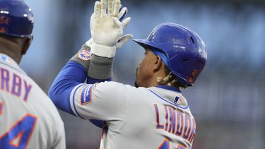 El puertorriqueño Francisco Lindor, de los Mets de Nueva York, festeja luego de llegar a la inicial con un sencillo productor ante los Rockies de Colorado, el viernes 26 de mayo de 2023 (AP Foto/David Zalubowski)
